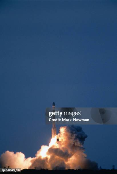 un-manned rocket launching into space on mission to mars, 3 january, cape canaveral, united states of america - envol photos et images de collection