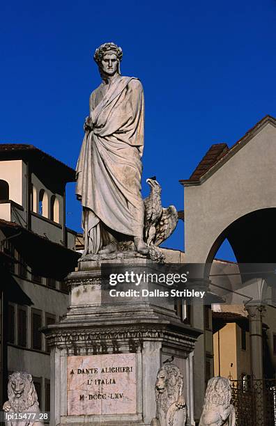 statue of poet dante alighieri in piazza di santa croce. - croce stockfoto's en -beelden