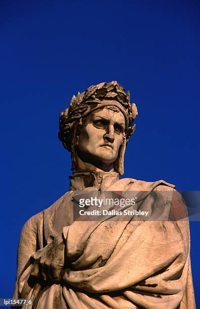 detail of statue of poet dante alighieri in piazza di santa croce. - croce stockfoto's en -beelden