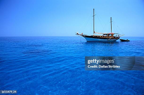 yacht anchored in waters of gulf of orosei. - tyrrhenian sea stock pictures, royalty-free photos & images