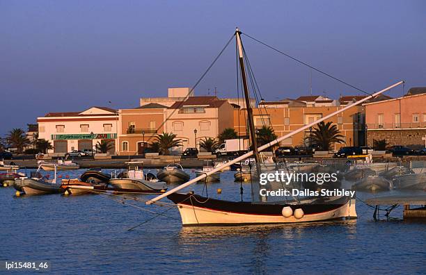 traditional fishing boat at porto calasetta. - calasetta photos et images de collection
