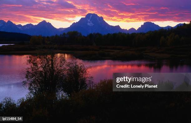 sunset over snake river, oxbow bend, grand teton national park, united states of america - 三日月湖 ストックフォトと画像