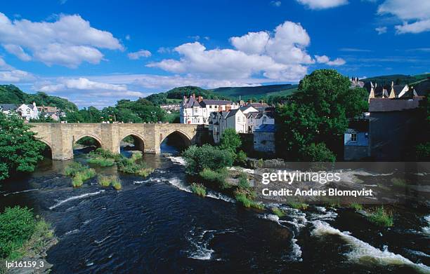 river dee flowing under bridge through town, llangollen, united kingdom - dee stock pictures, royalty-free photos & images