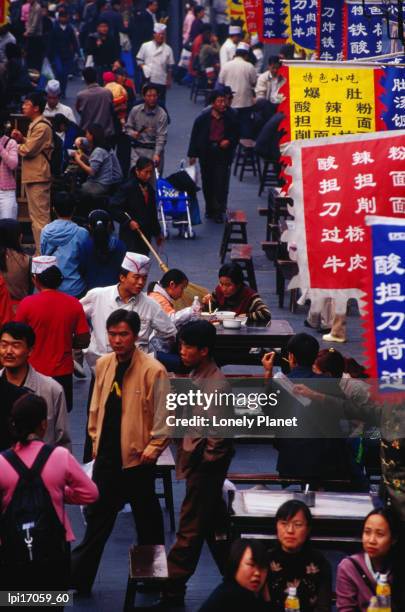 crowds on wangfujing street in dongcheng. - 東城 ストックフォトと画像