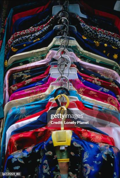 silk jackets for sale in xiushui silk market. - for sale korte frase stockfoto's en -beelden
