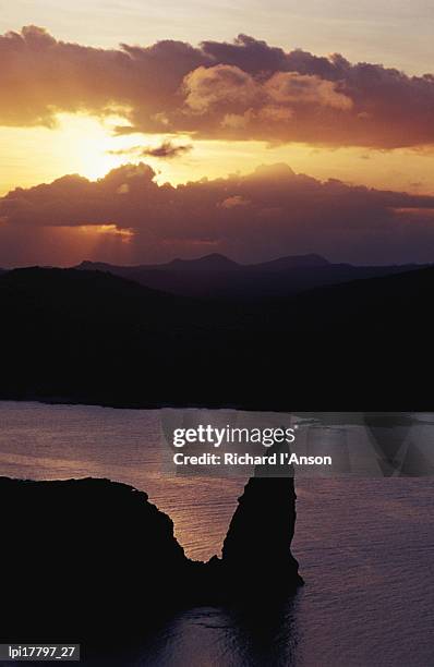 san salvador island, sullivan bay and pinnacle rock at sunset, ecuador - isla san salvador stock pictures, royalty-free photos & images