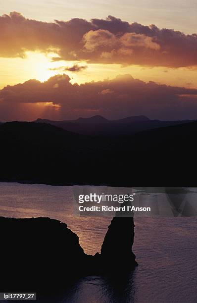 san salvador island, sullivan bay and pinnacle rock at sunset, ecuador - pinnacle imagens e fotografias de stock