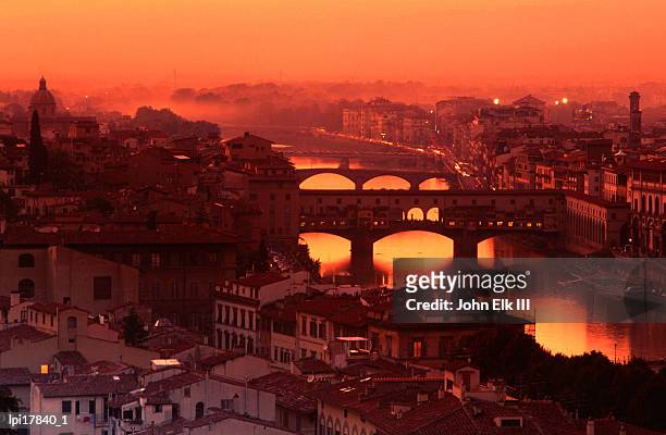 high angle view of arno river and ponte vecchio at sunset, florence, italy - ponte 個照片及圖片檔