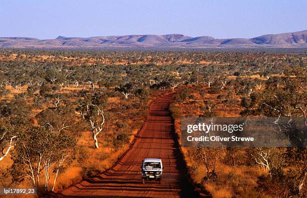 car on outback road, karijini national park, australia - karijini national park fotografías e imágenes de stock