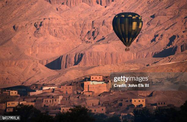 hot air balloon over the theban hills, luxor, egypt - egypt air plane stock pictures, royalty-free photos & images