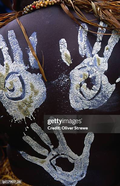 handprint decoration on dancer's back at laura festival, rear view, cape york peninsula, australia - festival of flight to mark london biggin hill airports centenary year celebrations stockfoto's en -beelden