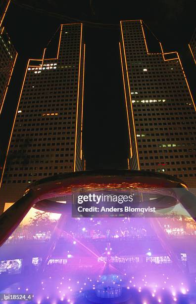 laser light show at fountain of wealth in suntech city, low angle view, singapore - laser light show stock pictures, royalty-free photos & images