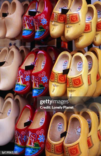 clogs at albert cuyp straat market, amsterdam, netherlands - lonely planet collection stock-fotos und bilder