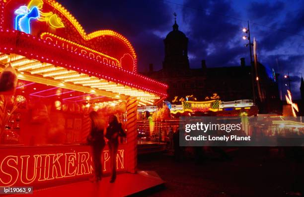 fairyfloss stand at autumn fair on dam square, blur, amsterdam, netherlands - north holland stock pictures, royalty-free photos & images