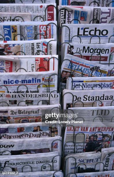 french and flemish newspapers, brussels, belgium - laken brussel stockfoto's en -beelden