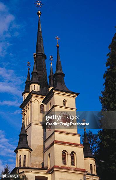 spires of st nicholas cathedral, low angle view, brasov, romania - st nicholas cathedral stock-fotos und bilder