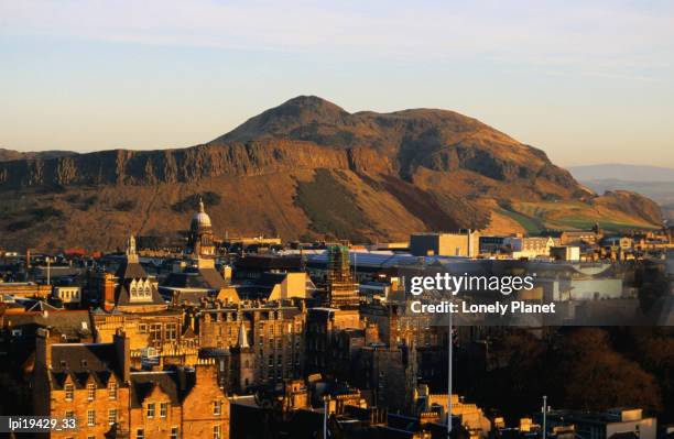 holyrood park and arthur's seat seen from edinburgh castle, edinburgh, united kingdom - lothian foto e immagini stock