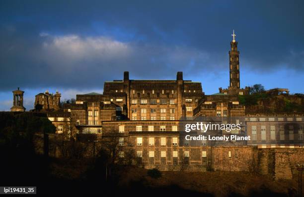 st andrew's house and monuments on calton hill, edinburgh, united kingdom - lothian foto e immagini stock