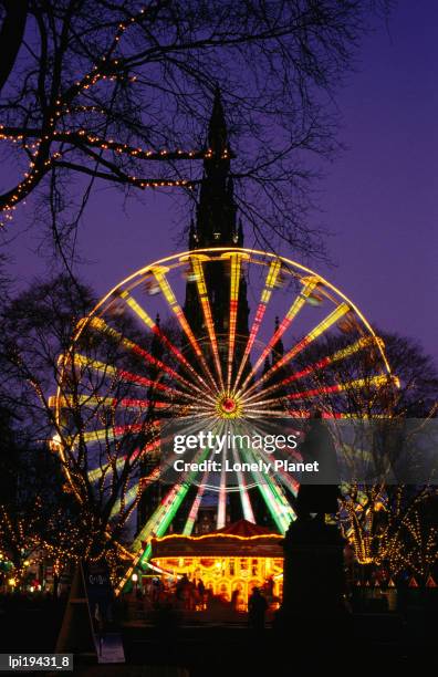 scott monument and christmas ferris wheel in princes street gardens, edinburgh, united kingdom - lothian foto e immagini stock