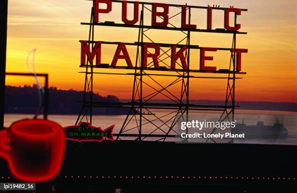 pike place market sign, seattle, washington, united states of america, north america - escrita ocidental imagens e fotografias de stock