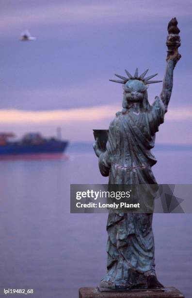 the statue of liberty, given to seattle by the boy scouts of america in 1952, at alki beach, seattle, washington, united states of america, north america - american society of cinematographers 19th annual outstanding achievement awards stockfoto's en -beelden