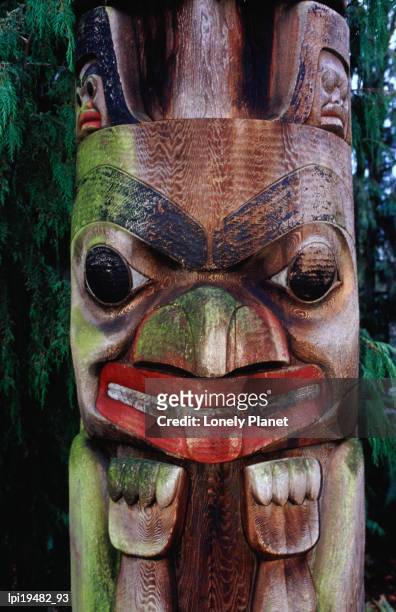 detail of totem poles at university of washington state burke museum, seattle, washington, united states of america, north america - american society of cinematographers 19th annual outstanding achievement awards stockfoto's en -beelden