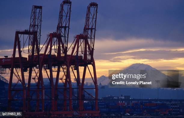 elliot bay industrial waterfront, seattle, washington, united states of america, north america - elliott bay stockfoto's en -beelden