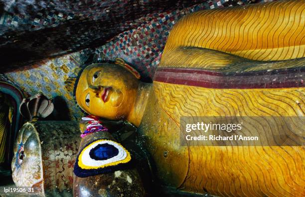 reclining buddha statue in cave temple, dambulla, sri lanka - general economy as central bank of sri lanka looks to contain rising inflation stockfoto's en -beelden