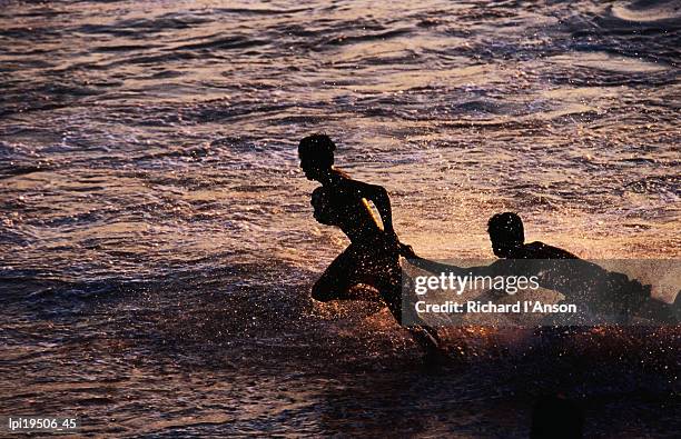 boys playing ball on galle face beach at sunset, colombo, sri lanka - general economy as central bank of sri lanka looks to contain rising inflation stockfoto's en -beelden