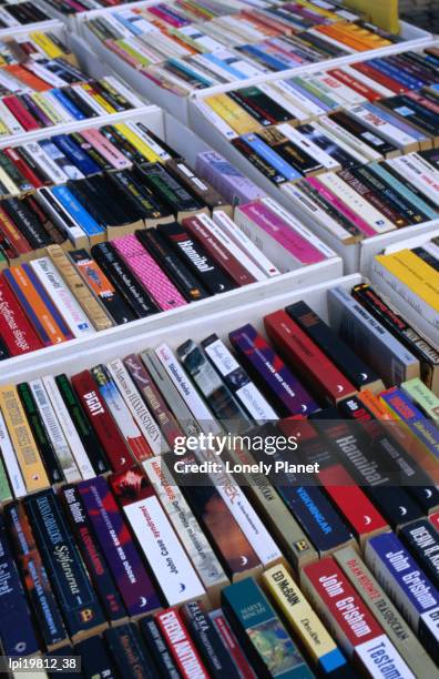 second-hand paperback books for sale at hotorgot market, stockholm, sweden - commercial event stockfoto's en -beelden