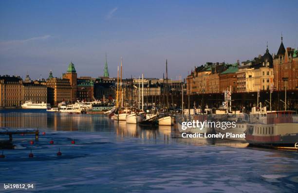 boats on river seen from djurgardsbron bridge, stockholm, sweden - contea di stoccolma foto e immagini stock