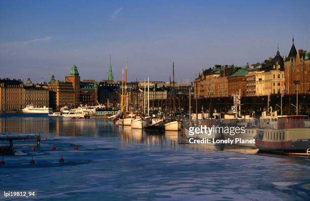 boats on river seen from djurgardsbron bridge, stockholm, sweden - stockholm county stockfoto's en -beelden