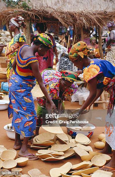 women at friday market, side view, vogan, togo - craig pershouse stock pictures, royalty-free photos & images