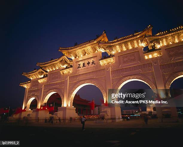 chiang kai shek memorial, pavilion and gates, early evening, taipei, taiwan - chiang kaishek gedenkhalle stock-fotos und bilder