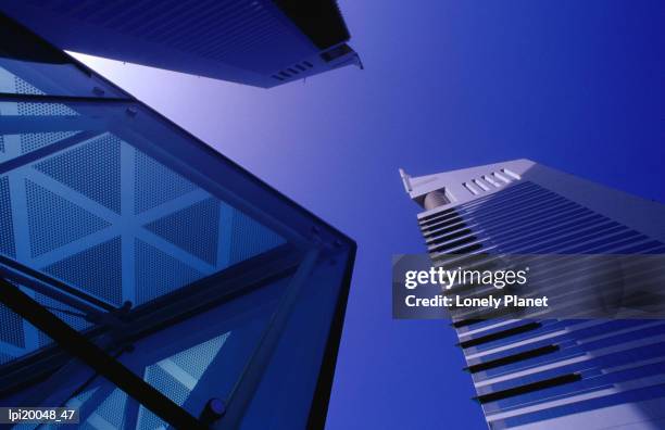 emirates tower, sheikh zayed rd. - emirates towers stockfoto's en -beelden