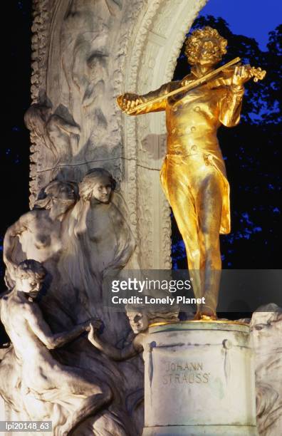 statue of johann strauss at night, innere stadt, vienna, austria - stadt - fotografias e filmes do acervo