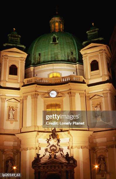 peterskirche at night, innere stadt, vienna, austria - wiener innenstadt stock-fotos und bilder