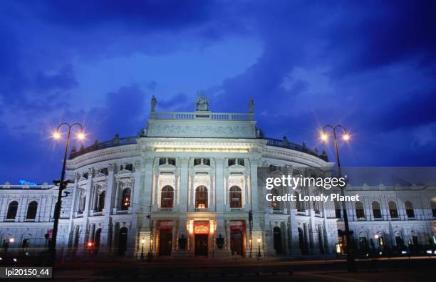 burgtheater at dusk, innere stadt, wide angle, low angle view, vienna, austria - stadt - fotografias e filmes do acervo
