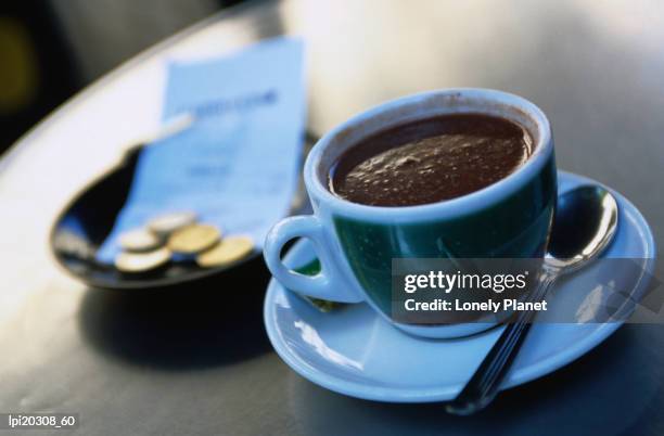 hot chocolate on cafe table, barcelona, spain - former chief of catalan police attends to spain national court stockfoto's en -beelden