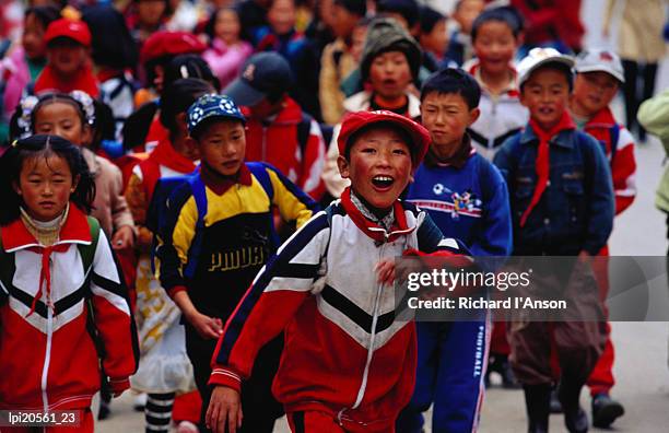 group of school children on main street of daocheng, china - main fotografías e imágenes de stock