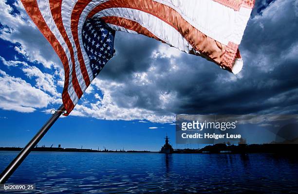 american flag and uss missouri at pearl harbour, united states of america - americans stockfoto's en -beelden
