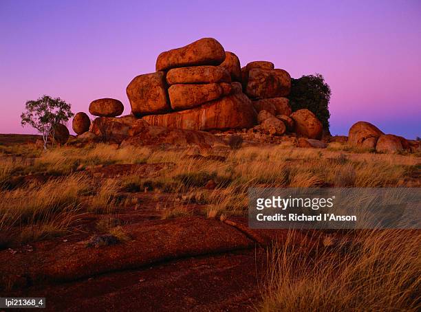 rock formation at sunset, devil's marbles conservation reserve, australia - travel14 fotografías e imágenes de stock