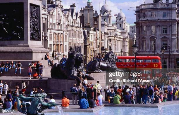 tourists at trafalgar square, london, united kingdom, england, europe - londoner stadtgebiet stock-fotos und bilder