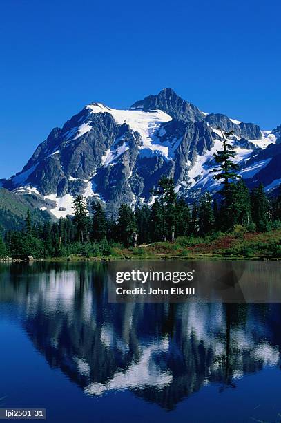 mt shuksan reflected in picture lake, low angle view, mt baker scenic byway, united states of america - mt baker stockfoto's en -beelden