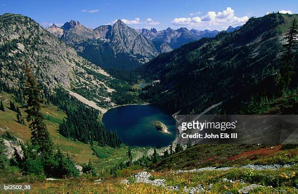 lake ann and mt shuksan, north cascades national park, united states of america - mt shuksan - fotografias e filmes do acervo
