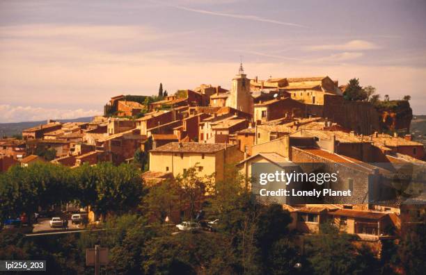 village in roussillon district. - languedoc rosellón fotografías e imágenes de stock