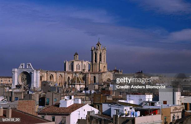 cathedral above town rooftops, tarragona, catalonia, spain, europe - tarragona province stock pictures, royalty-free photos & images