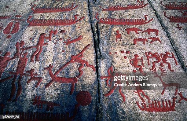 tanumshede bronze age rock carvings, tanumshede, vaster-gotaland, sweden, europe - rock art stock pictures, royalty-free photos & images