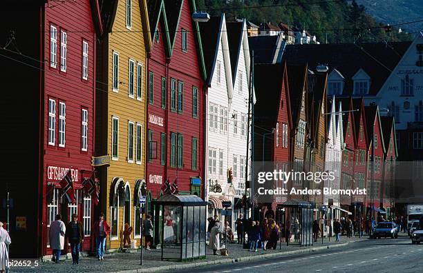 wooden buildings of the bryggen, once the main trading zone, now housing museums, cafes and craft shops, bergen, hordaland, norway, europe - condado de hordaland fotografías e imágenes de stock