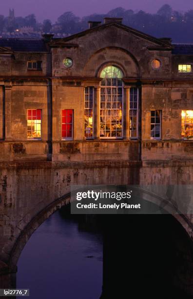 detail of pulteney bridge across river avon. - avon river photos et images de collection